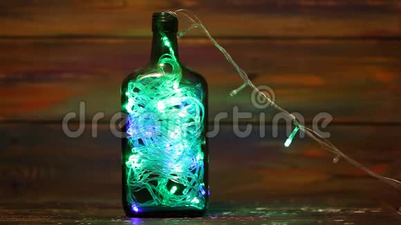 新年的装饰加兰有闪烁的灯在瓶子里视频的预览图