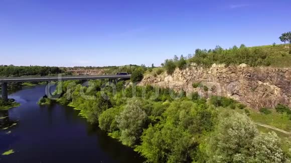 横渡河的机动桥靠近开采花岗岩的岩石视频的预览图