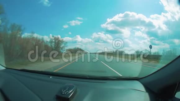汽车沿着道路行驶道路慢动作视频视图从驾驶舱自动进入轨道视频的预览图