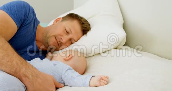 爸爸和小男孩睡在卧室4k视频的预览图