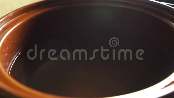 在棕色锅中腌制热水视频的预览图