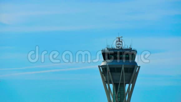 巴塞罗那机场雷达交通管制塔视频的预览图