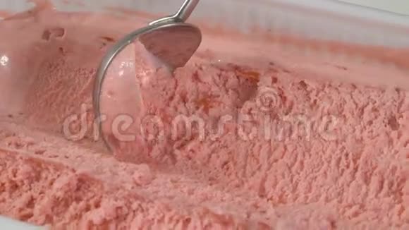 从容器里捞出草莓冰淇淋视频的预览图