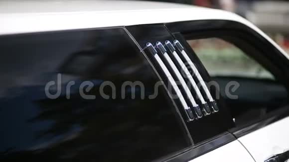 白色豪华轿车带深色窗户视频的预览图