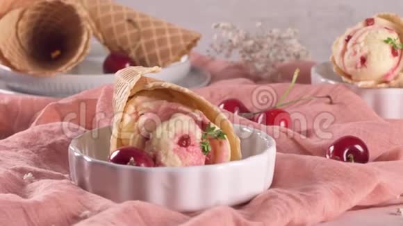传统华夫饼锥与冰淇淋视频的预览图