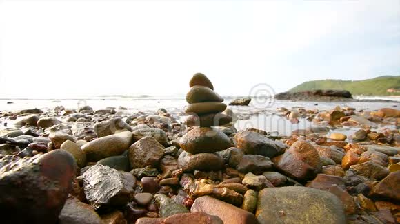 4K岩叠叠平衡和和谐的海滨与傍晚视频的预览图
