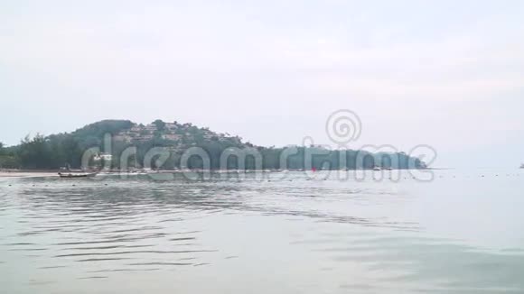 摄影盘从右到左在普吉邦涛海滩海上站在泰国视频的预览图