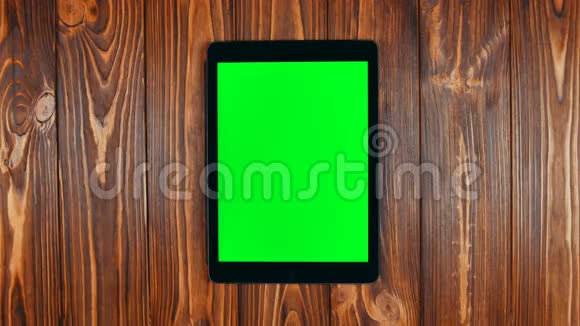 手指在平板电脑的绿色屏幕上轻拂向上双击侧面手势视频的预览图
