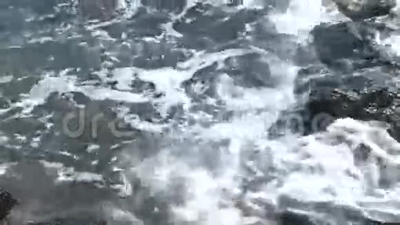 洛基海岸波浪对角线移动特写镜头视频的预览图