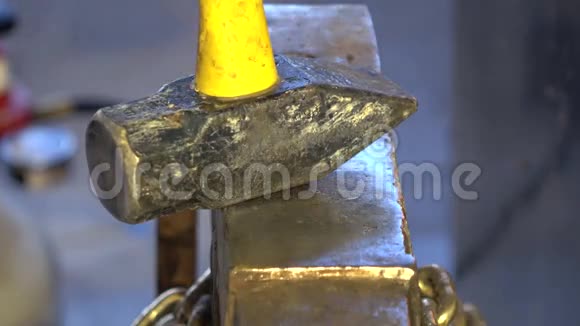 用4k大锤在铁砧上锻造铁水的热片视频的预览图