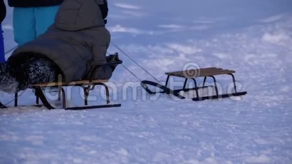 孩子们滑下一座雪山慢动作视频的预览图