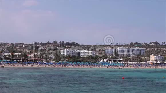 塞浦路斯阿伊亚纳帕海边度假村在海边休息人们在海边洗澡和日光浴视频的预览图