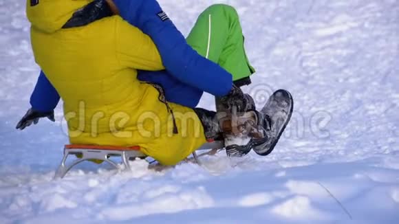 孩子们滑下一座雪山慢动作视频的预览图