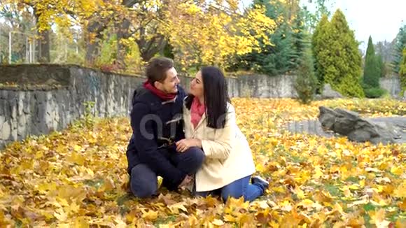 秋天公园里的一对恩爱夫妻视频的预览图
