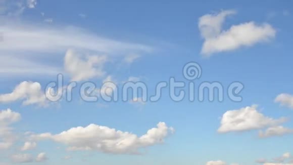云在晴朗的天气里飞翔视频的预览图