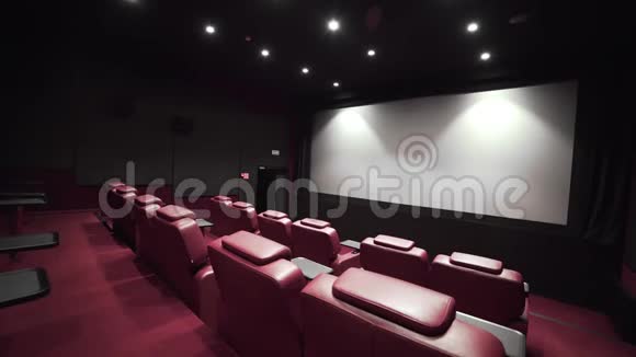 电影院全景配有舒适的皮革扶手椅没有人的电影院会前电影院贵宾视频的预览图