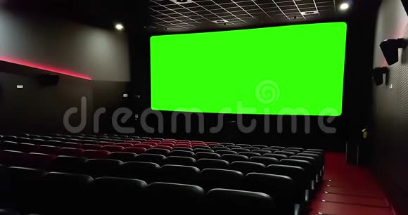 电影院内部有空的红色座位在色度键绿色屏幕和边缘发光概念视频的预览图