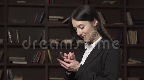 快乐的商务女性使用智能手机视频的预览图