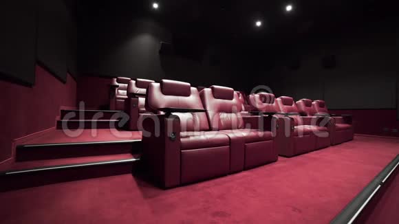 电影院全景配有舒适的皮革扶手椅没有人的电影院会前电影院贵宾视频的预览图