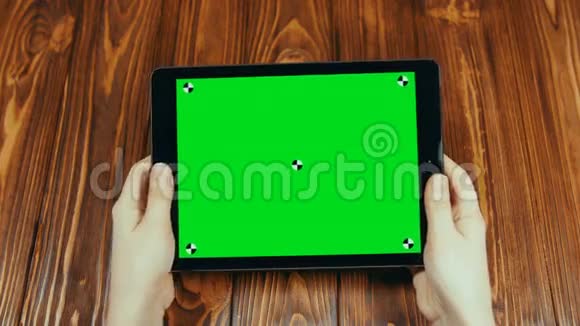 手拿绿色屏幕的水平平板视频的预览图