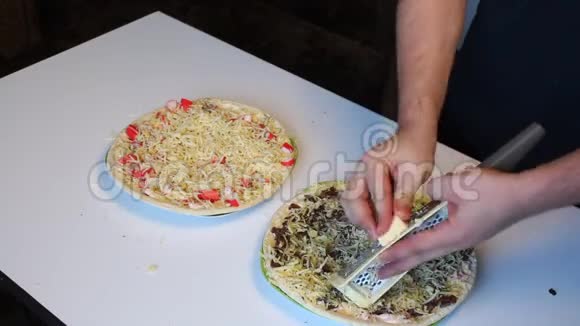 准备披萨那个人用桌子上的蘑菇调整比萨饼视频的预览图