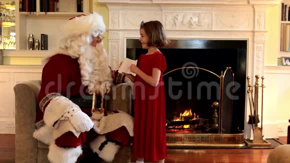 小女孩和圣诞老人说话视频的预览图