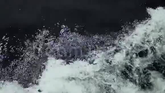 强大的波浪从快速移动的船上拉出视频的预览图