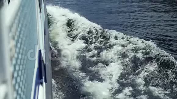 强大的波浪从快速移动的船上拉出视频的预览图
