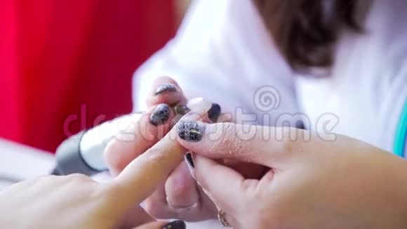 师傅做五金美甲美甲医生正在用电指甲锉钻对女性手指进行美甲视频的预览图