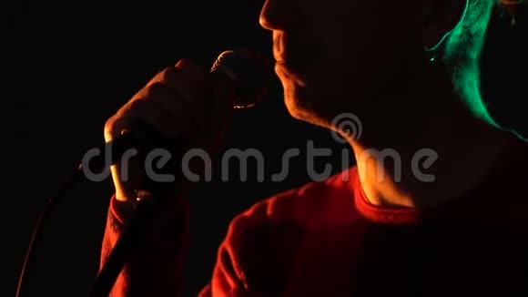 嬉皮士在舞台上抽烟唱歌慢动作视频的预览图