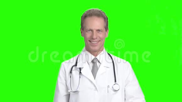 成熟医生出示药丸绿屏视频的预览图