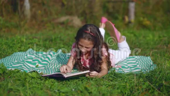 小女孩在花园里看书视频的预览图