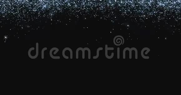 瀑布般的蓝色银光闪闪的气泡颗粒黑色背景上的星星情人节爱情的节日视频的预览图