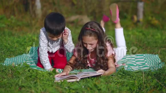 小孩子读一本关于大自然的书视频的预览图