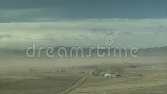 尘土飞扬的风吹过农场视频的预览图