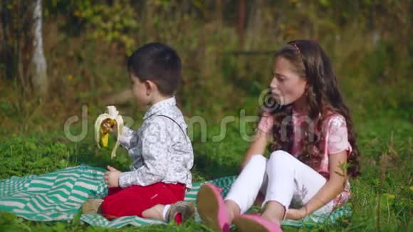 小孩子在大自然中吃香蕉视频的预览图