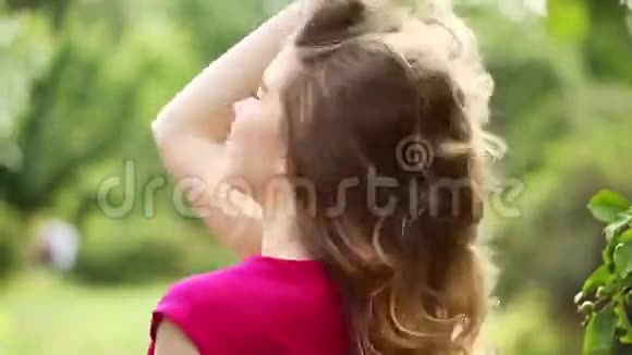 穿红色裙子的女孩调情视频的预览图