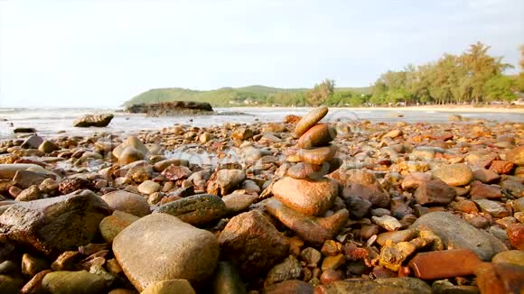 4K岩叠叠平衡和和谐的海滨与傍晚视频的预览图