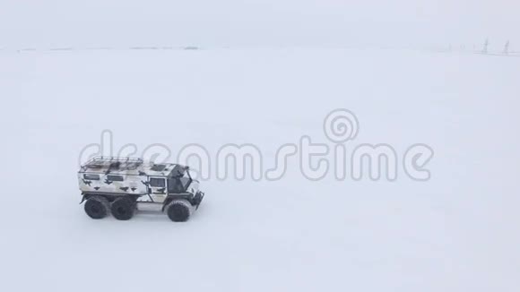 冬季傍晚动力卡车跨越雪界视频的预览图
