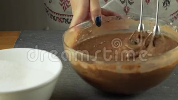 电拌机用于烤制生饼干面团视频的预览图
