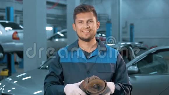 现代汽车维修服务专业微笑车工的画像视频的预览图