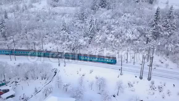 冬季穿越山区的火车的鸟瞰图视频的预览图