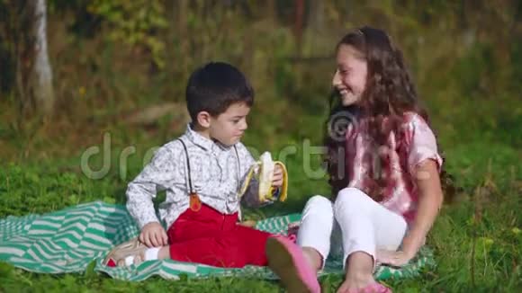 小孩子在大自然中吃香蕉视频的预览图