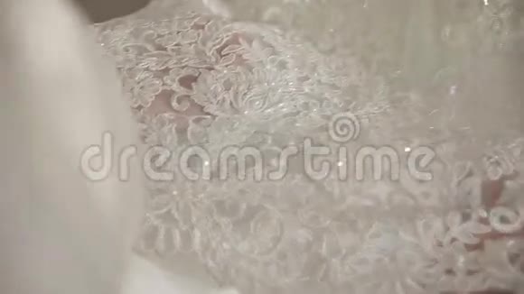 婚礼上新娘手触摸礼服上的花边视频的预览图