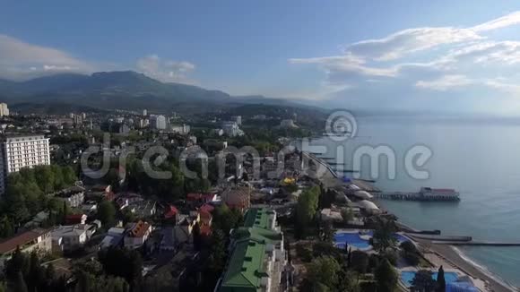 克里米亚的阿拉什塔海产春季无人驾驶飞机码头切割黑海视频的预览图