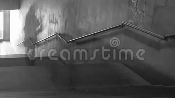 时间流逝黑白图片行走的人在楼梯上相机在动视频的预览图