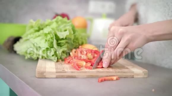 女人做蔬菜沙拉做健康的食物准备晚餐的女人视频的预览图