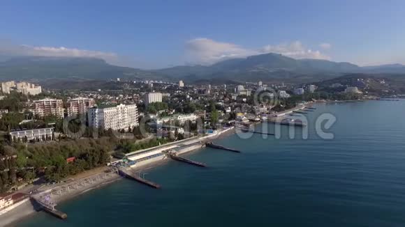 克里米亚的阿拉什塔之海来自春天的无人机码头切割黑海视频的预览图