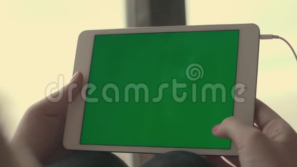 女性手在平板电脑上使用绿色屏幕和滚动页视频的预览图
