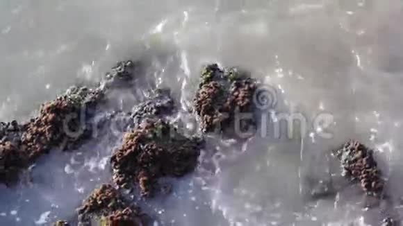 水撞击岩石视频的预览图